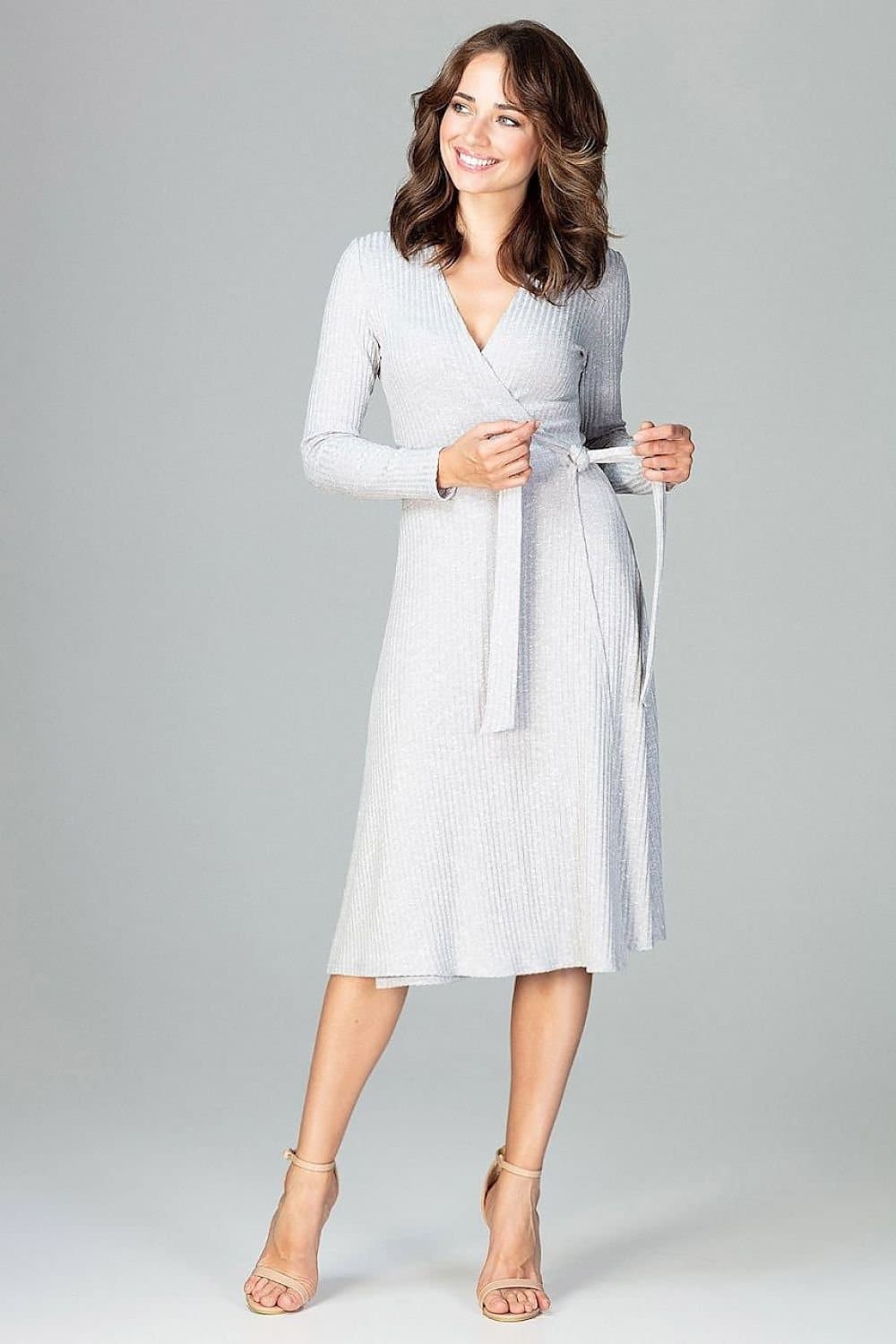 Robe de cocktail grossesse mi-longue grise, élégante pour future maman avec manches longues et ceinture à nouer.