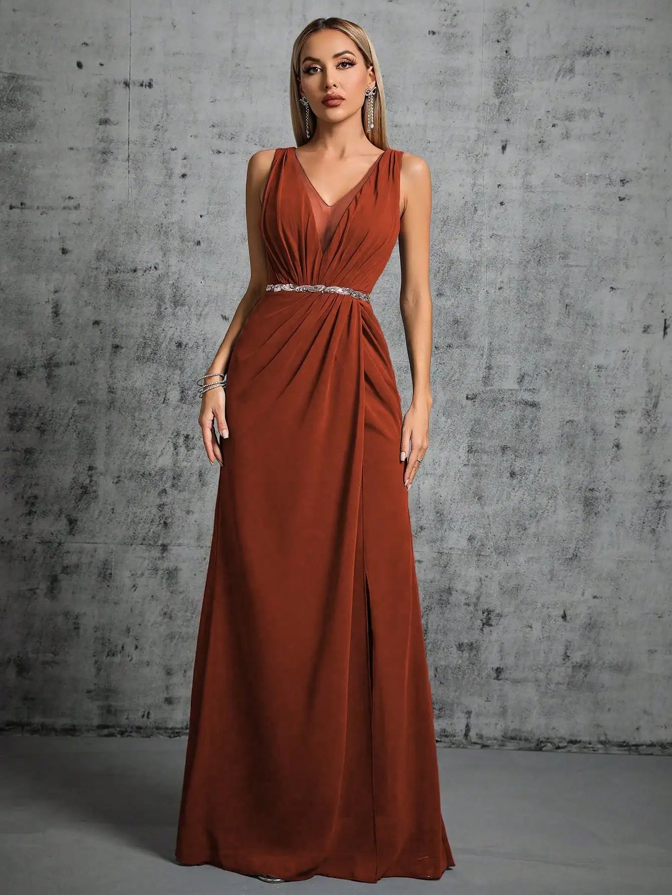 Robe pour soirée de mariage longue terracotta avec ceinture à paillettes