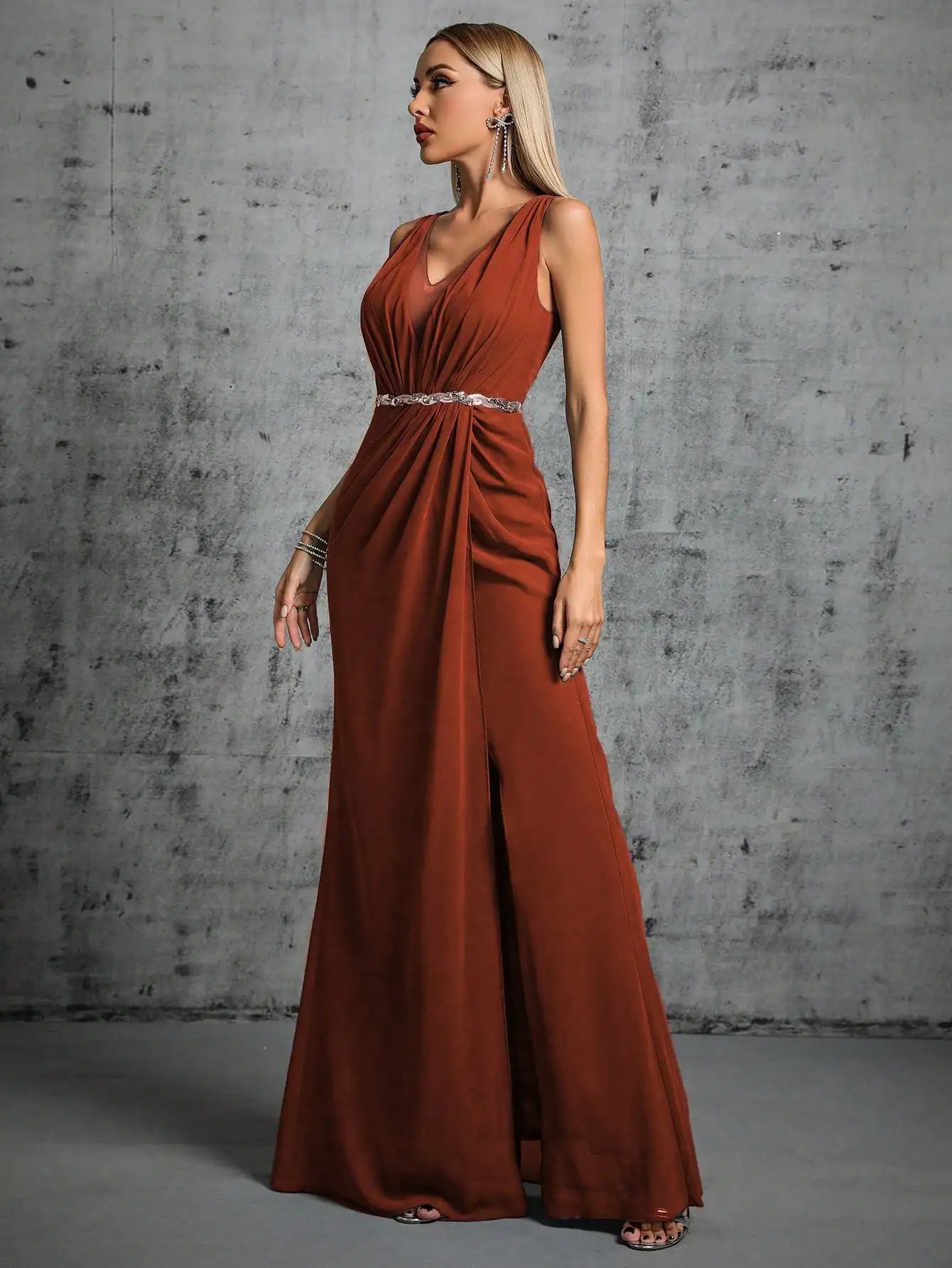 Robe pour soirée de mariage longue terracotta avec ceinture à paillettes