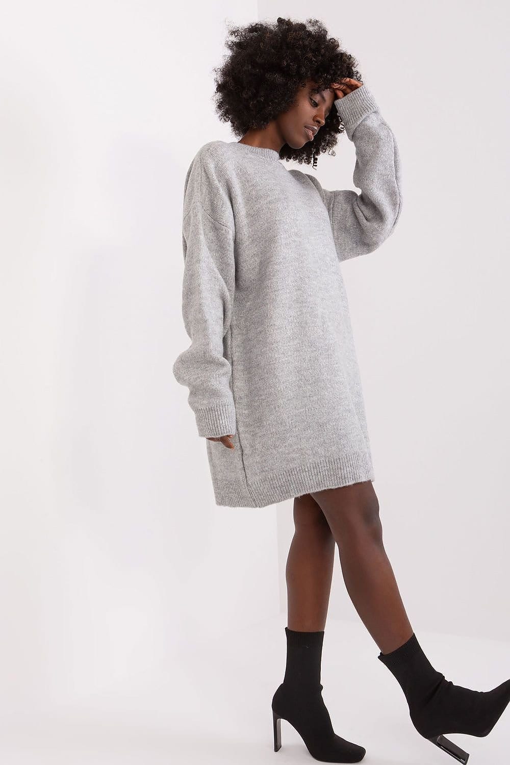 Robe pull gris clair mi-longue manches longues casual et confortable pour automne-hiver.