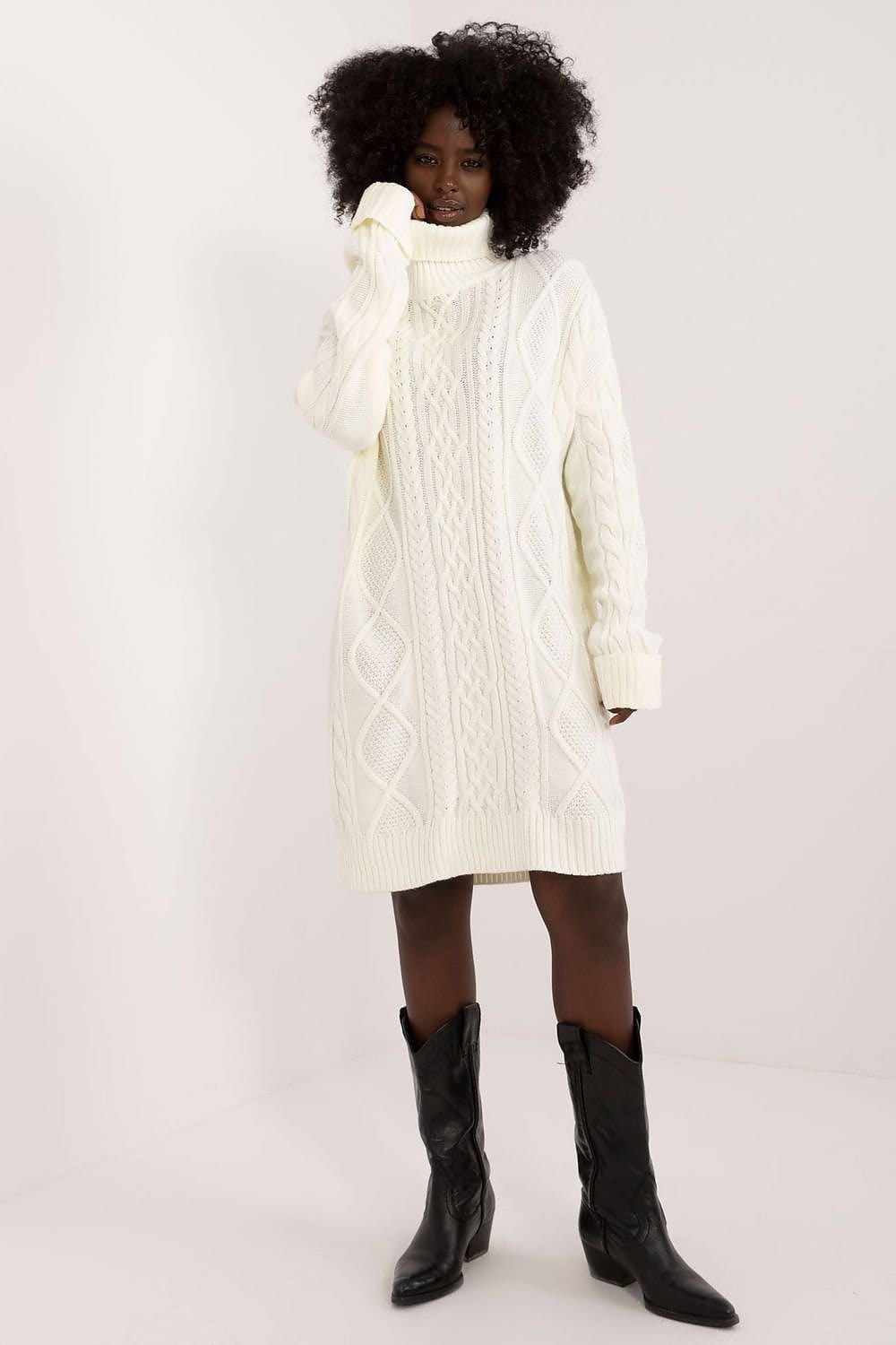 Robe pull blanche en maille, style décontracté et hiver femme, avec manches longues et longueur courte.