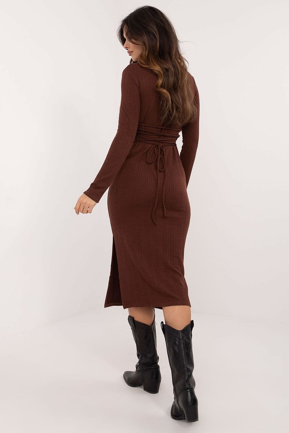 Robe midi moulante pour soirée chic, couleur marron avec manches longues et fente arrière.
