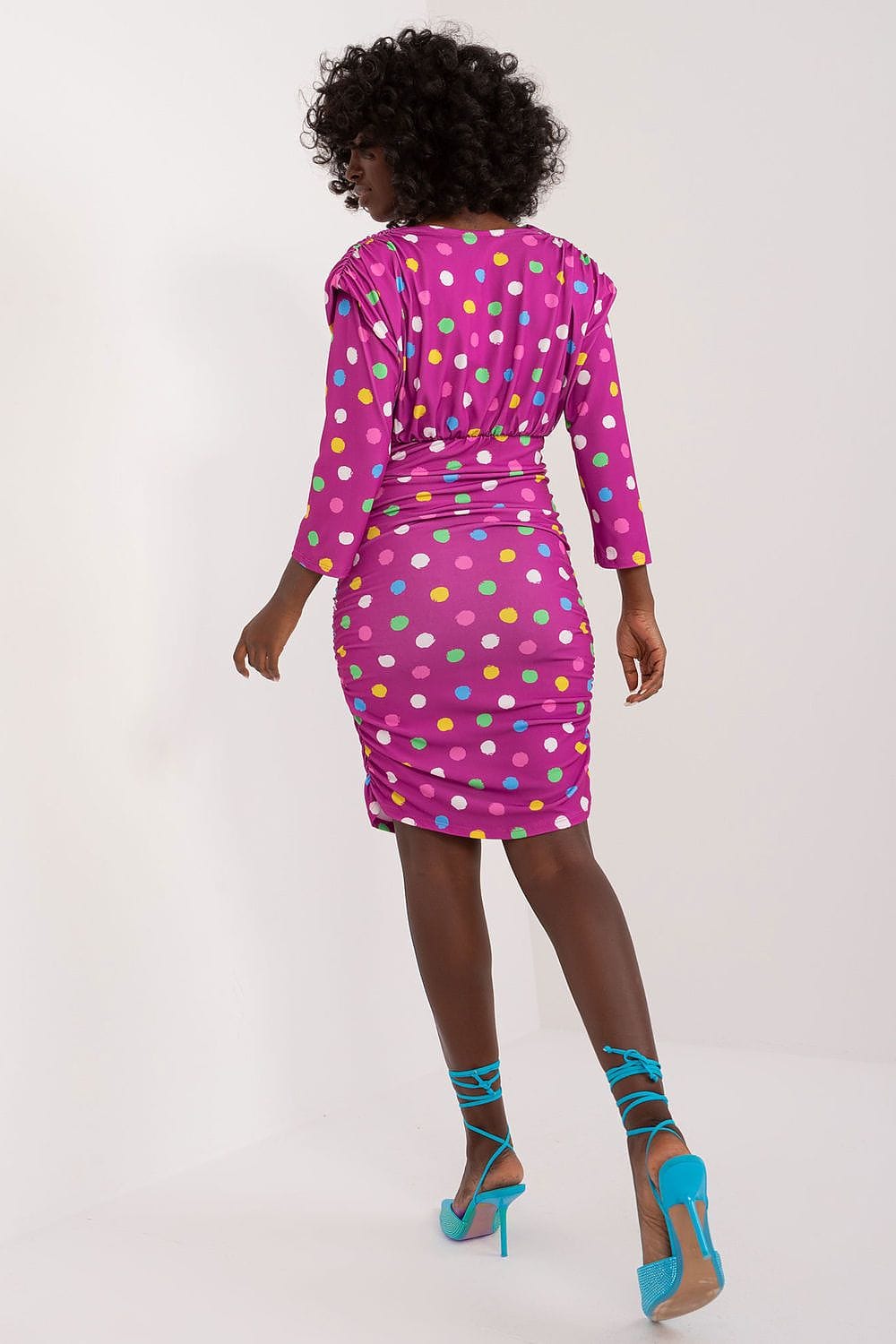 Robe cocktail rose à pois multicouleur midi manches longues pour soirée et événements, ajustée et élégante.