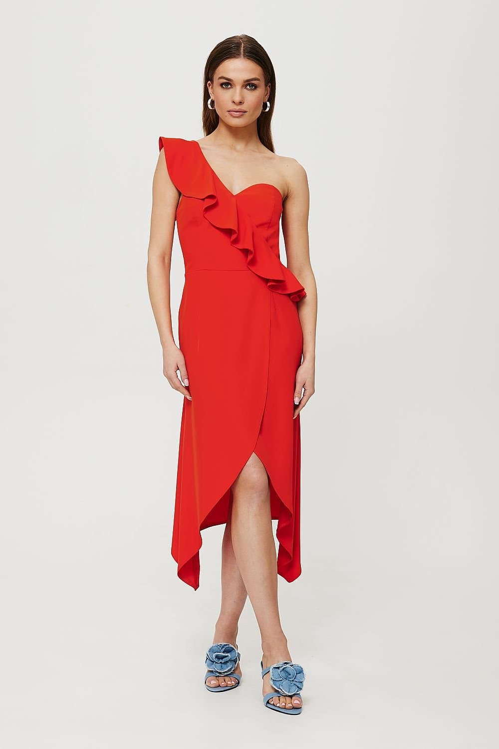 Robe rouge asymétrique sans manches pour soirée chic, style cocktail, longueur midi.
