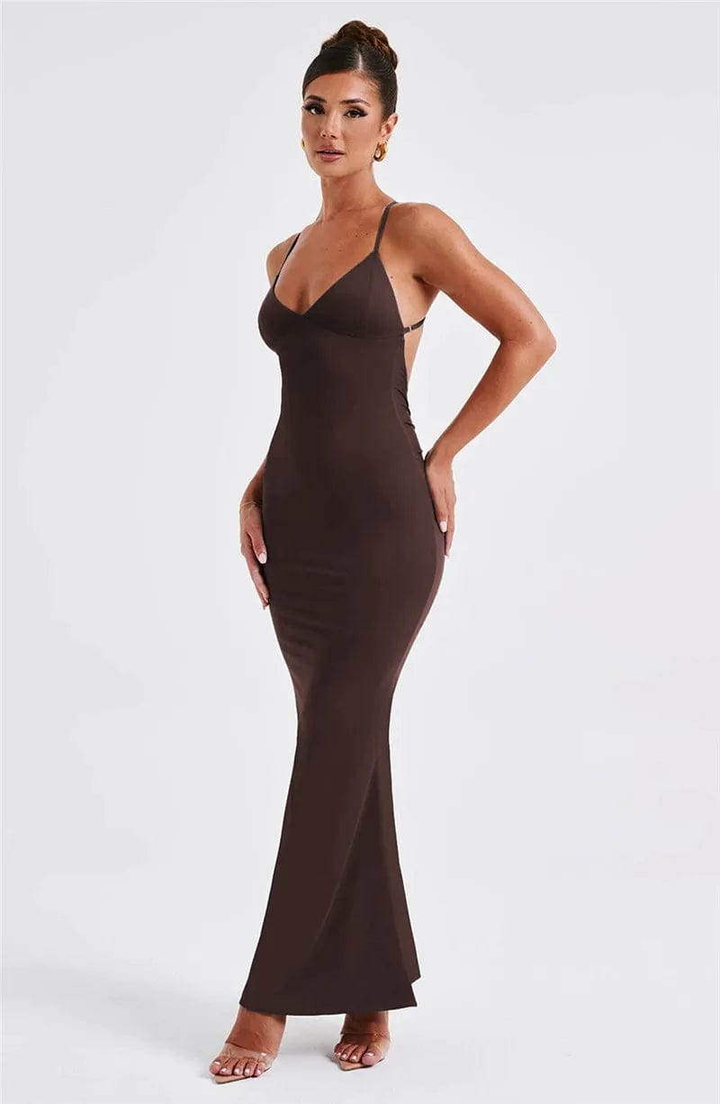 Robe marron chic longue dos nu pour soirée, style moulant avec manches fines, idéale pour événement cocktail ou gala.