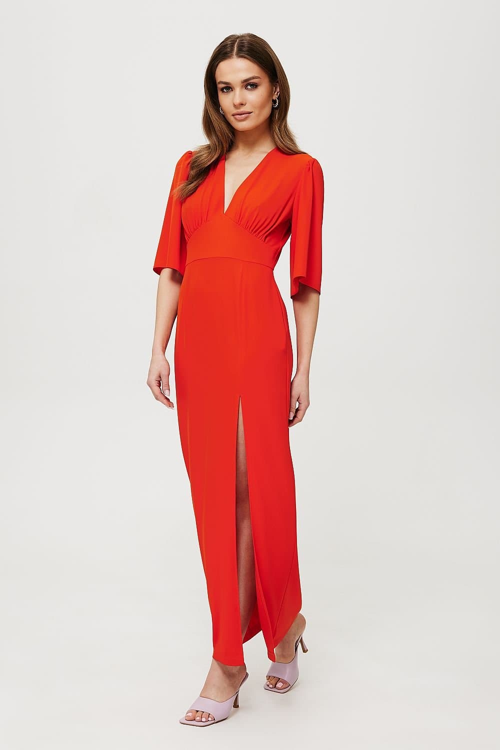 Robe de soirée rouge longue taille empire avec manches courtes et fente pour cocktail ou mariage invité chic.