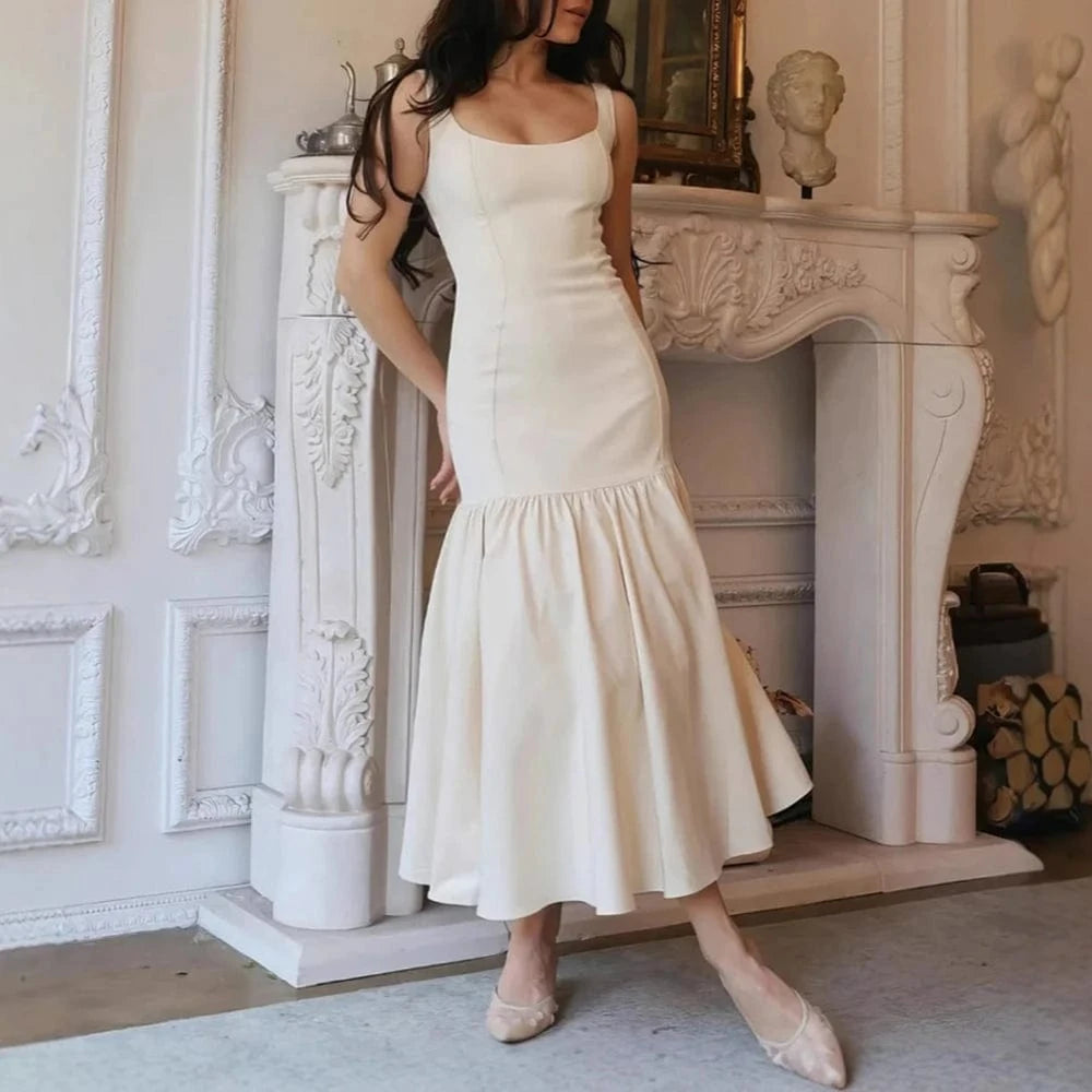 robe sirène beige élégante sans manches pour soirée chic ou mariage invité silhouette moulante