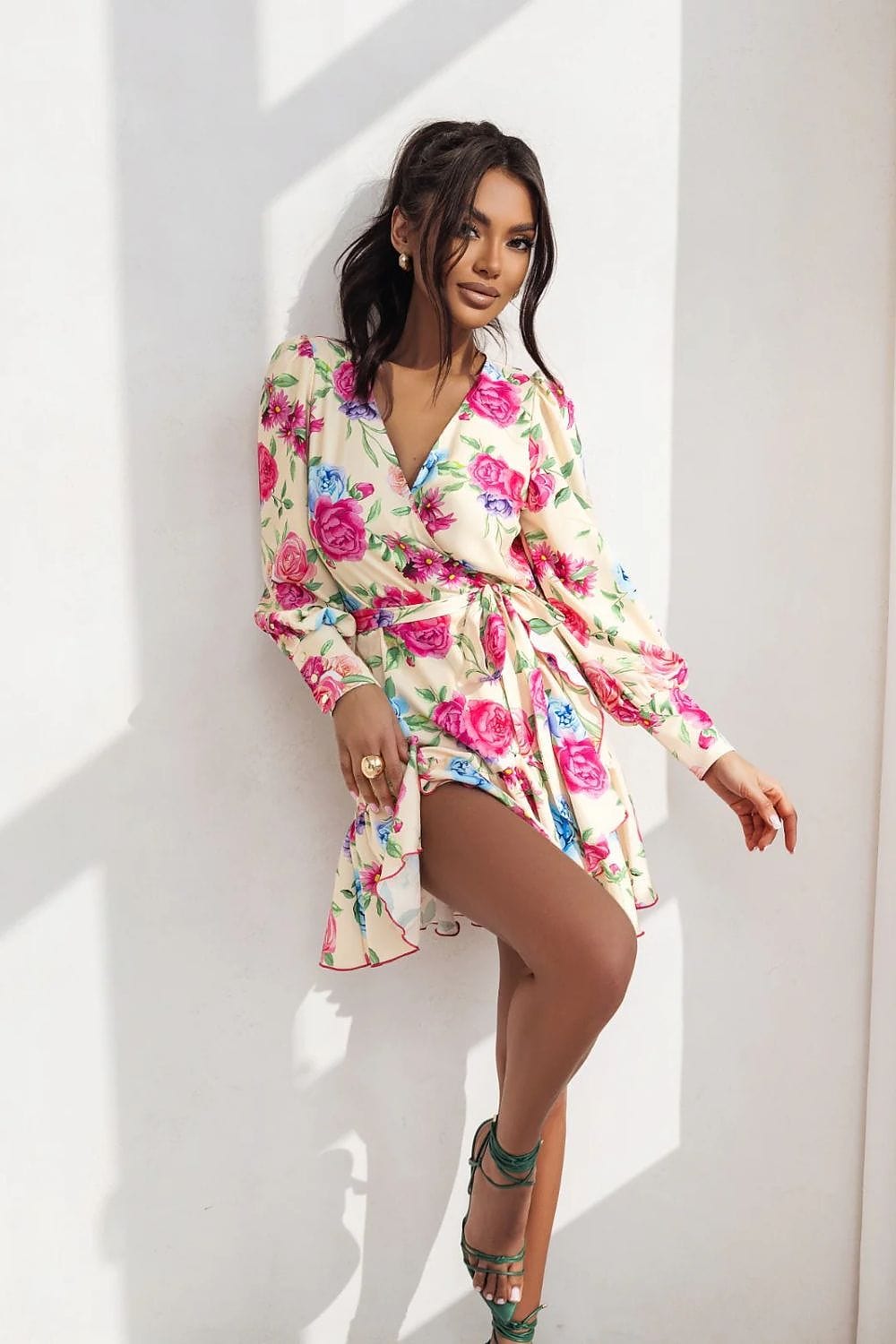 robe cocktail courte manches longues bouffantes évasée chic pour soirée ou évènement habillé élégant