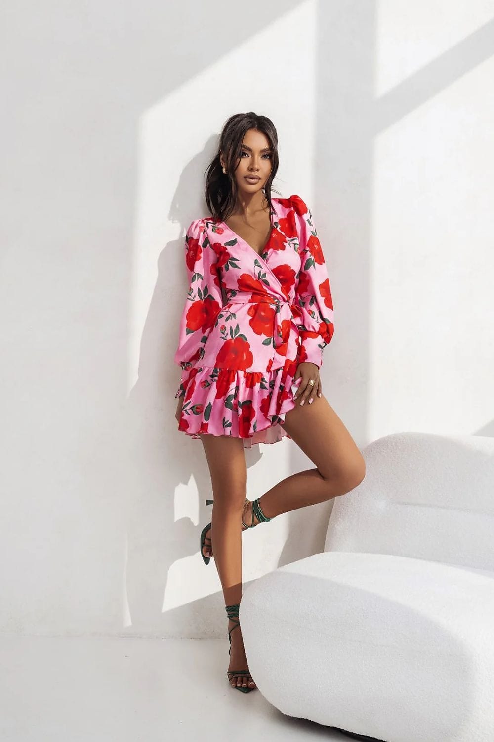 robe cocktail courte manches longues bouffantes chic soirée décolleté évasée élégante femme