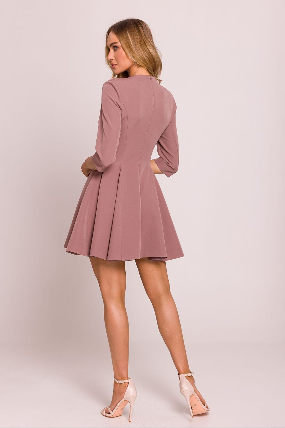 robe courte évasée chic beige avec boutons décoratifs idéale pour un look casual féminin d'été