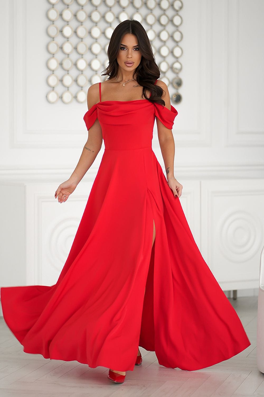 Robe de soirée chic rouge longue épaules dénudées, idéale pour mariage ou gala élégant.