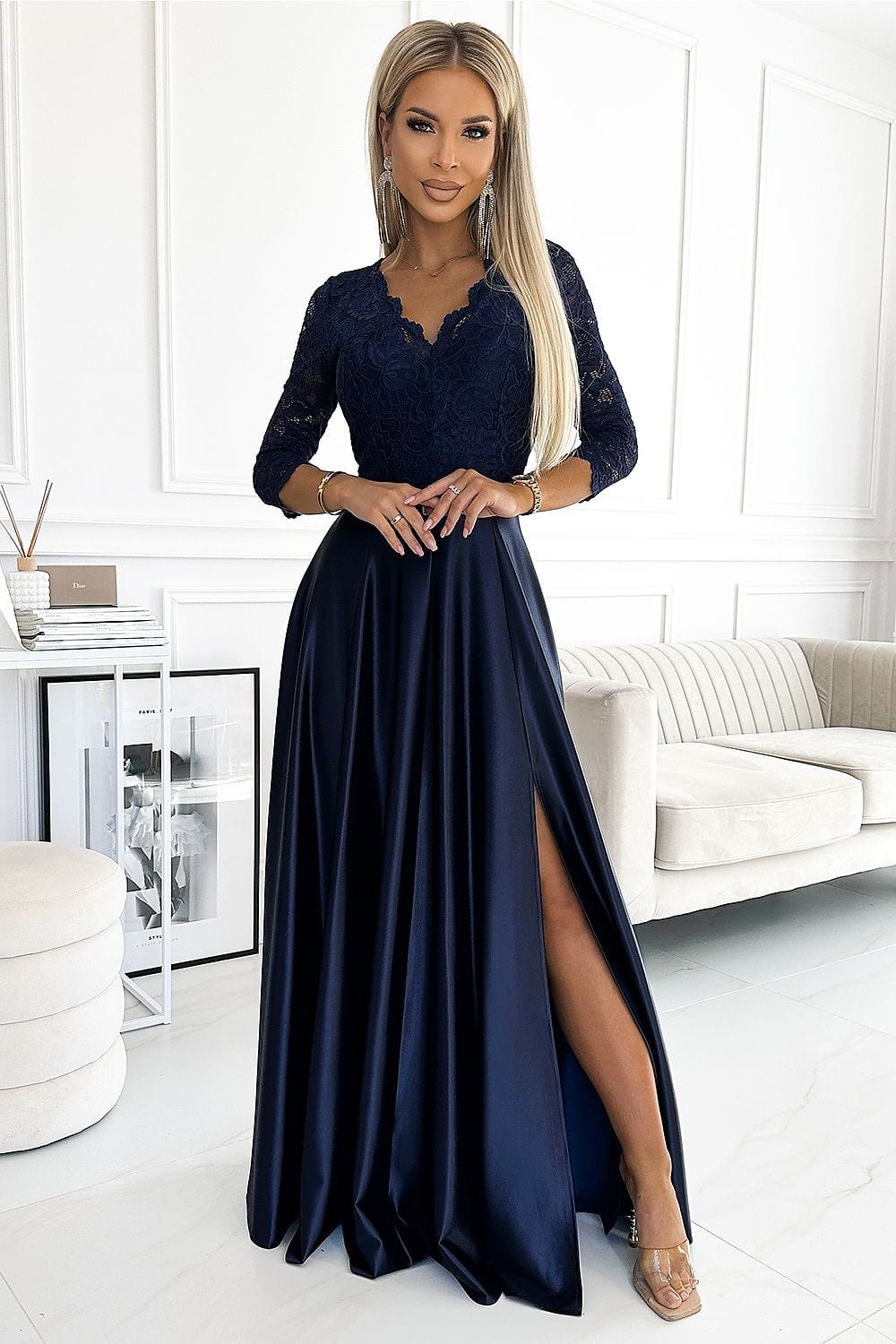 Robe de soirée chic longue fendue en dentelle bleue, manches longues, élégante pour mariage.