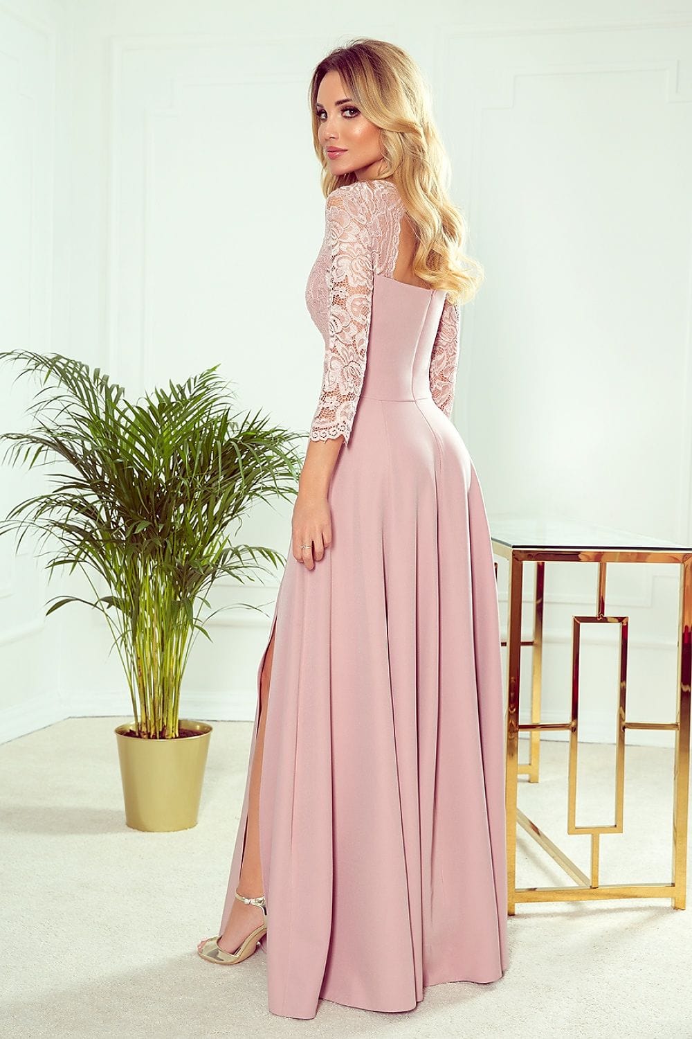 Robe longue rose poudré pour mariage invité chic en dentelle avec manches longues et décolleté élégant