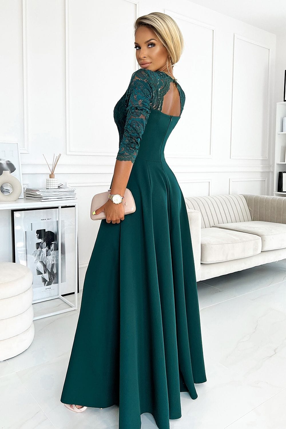 Robe de soirée chic verte longue avec manches trois-quarts en dentelle élégante et moderne.