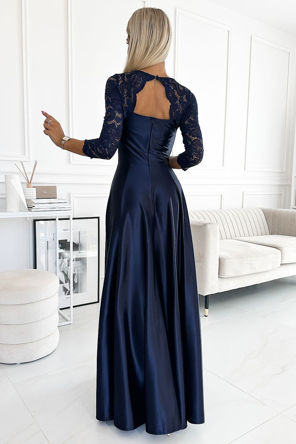 Robe de soirée chic longue bleue à manches 3/4 en dentelle, idéale pour un mariage élégant.