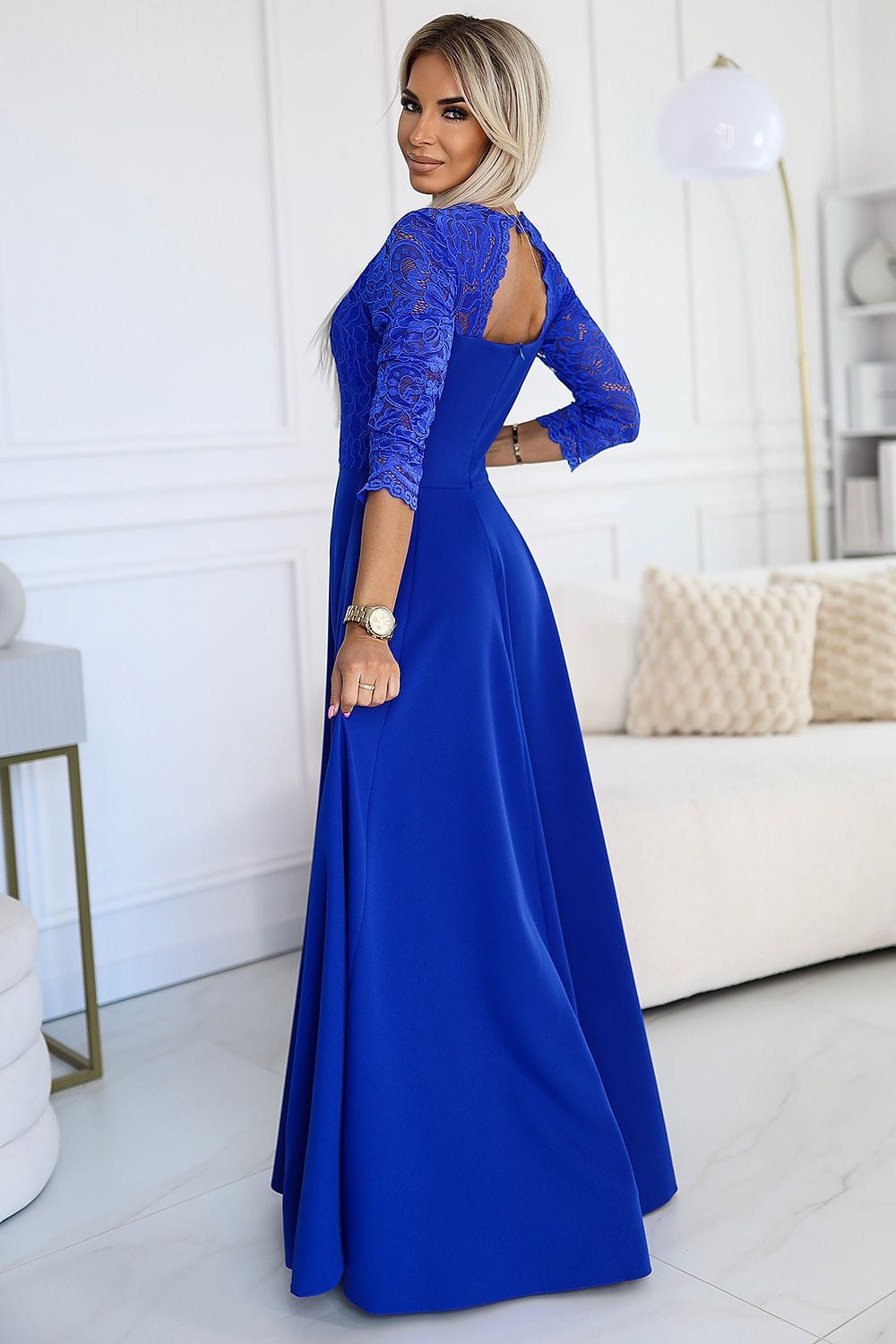 Robe de soirée chic bleue longue en dentelle avec manches trois-quarts, parfaite pour un gala.