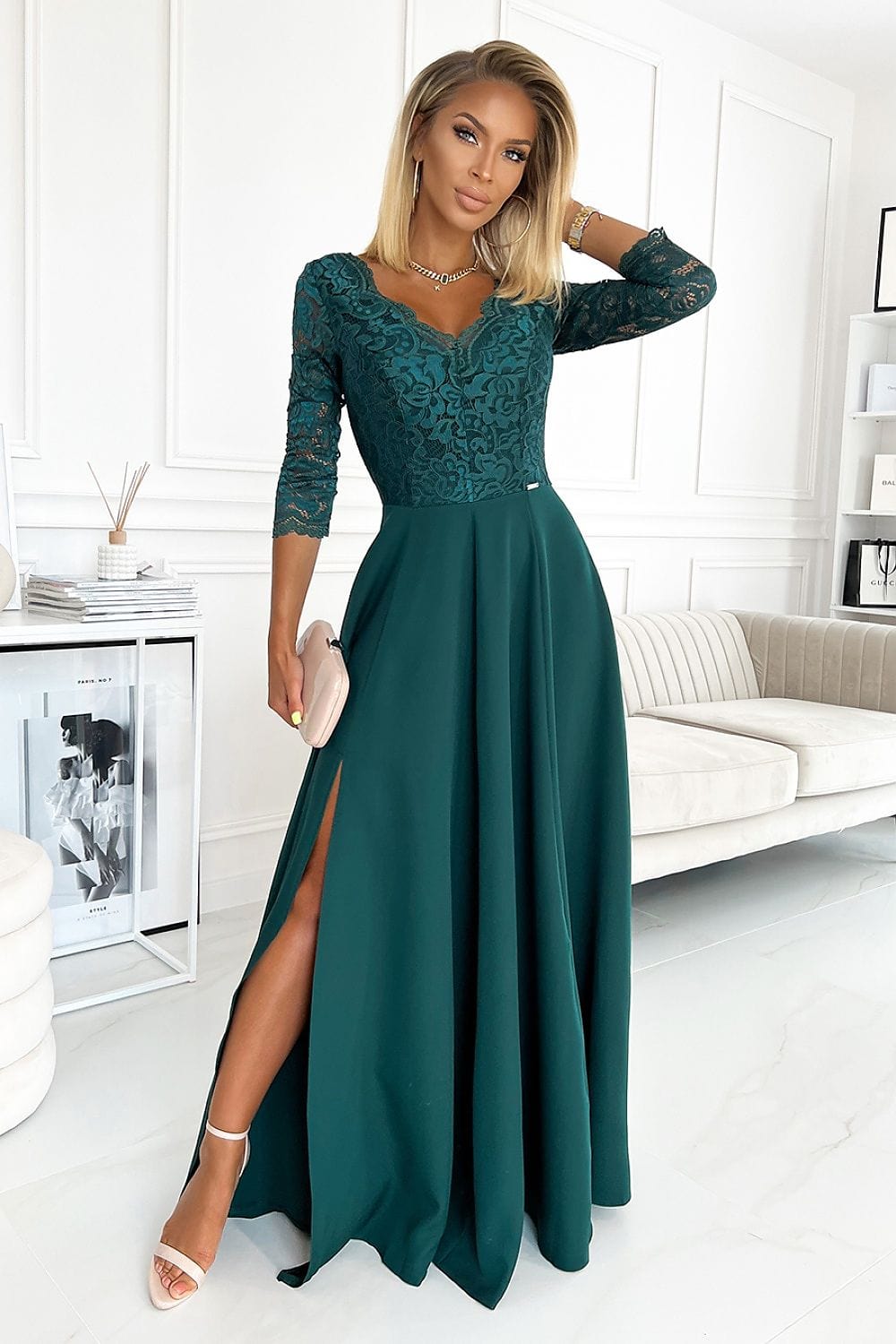 Robe verte soirée chic longue avec manches longues et fente, idéale pour un mariage élégant.