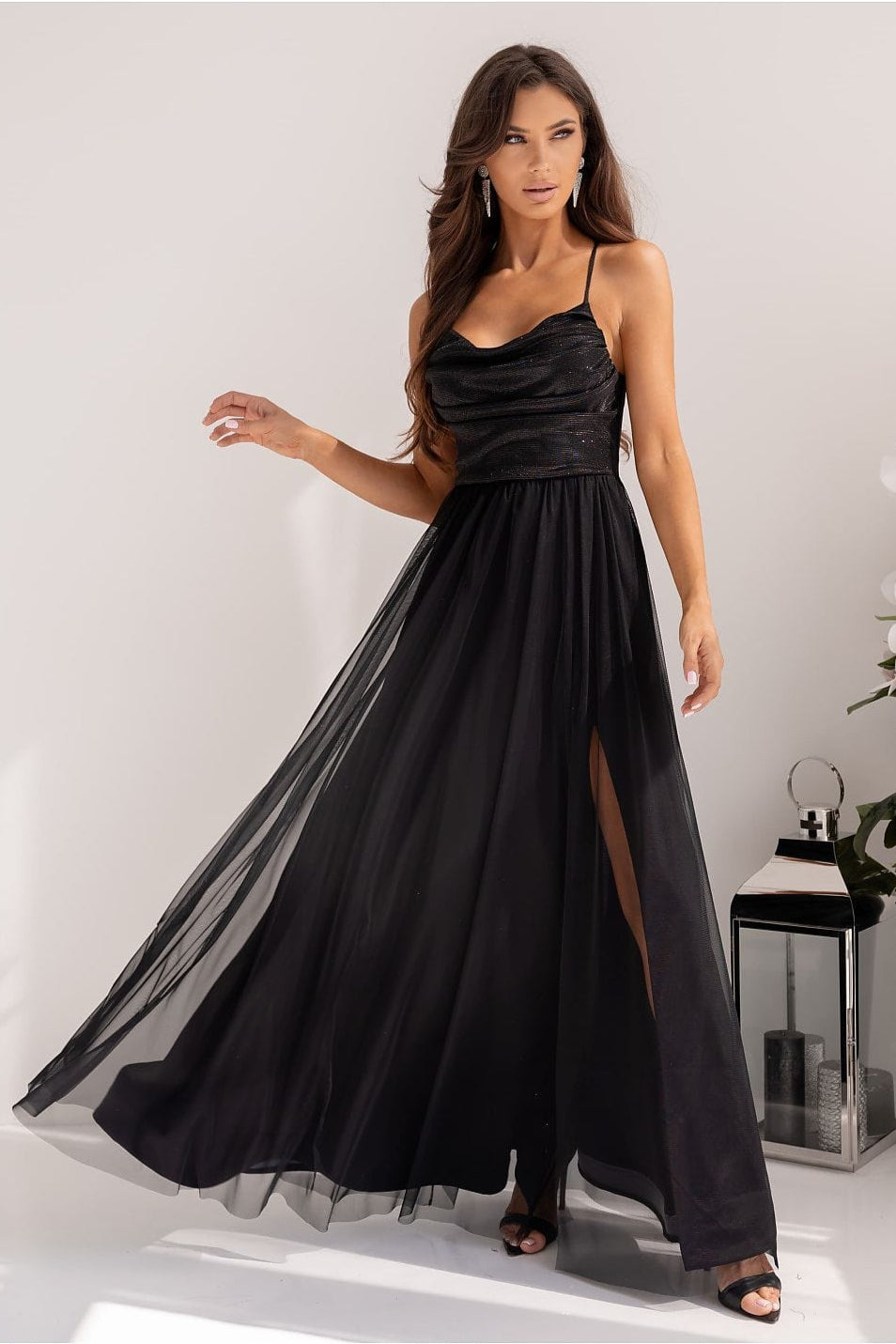 Robe de soirée chic noire longue sans manches moulante pour cocktail élégant avec style intemporel