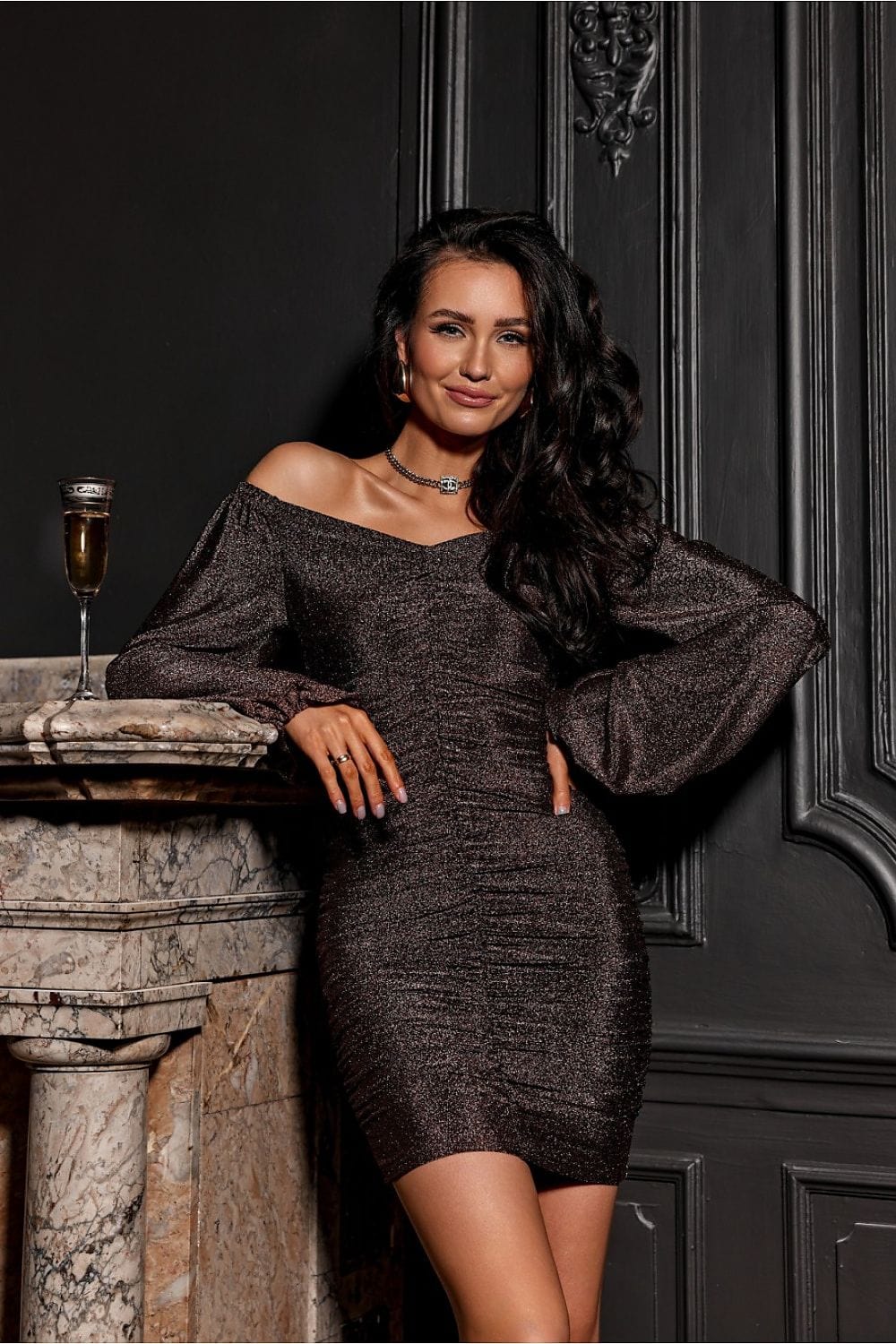 Robe de soirée chic noire courte moulante à épaules dénudées idéale pour soirée élégante.