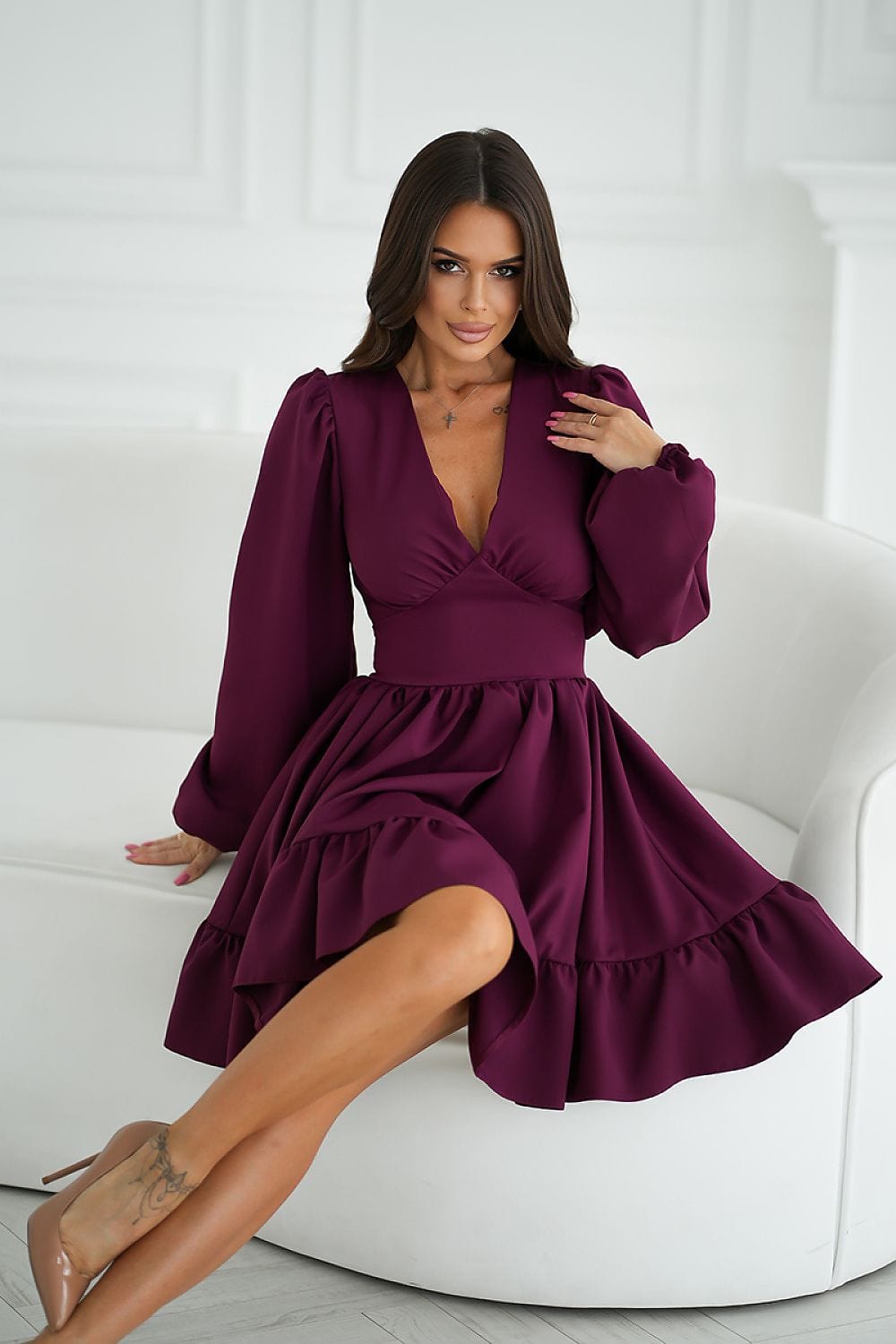 Robe de soirée chic courte manches longues bordeaux pour un style élégant et sophistiqué.