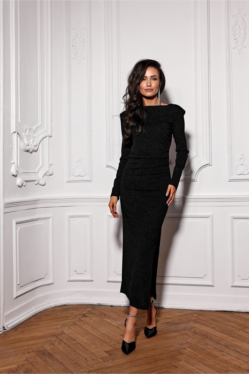 Robe de soirée chic noire longue avec manches longues pour un look élégant et sophistiqué.