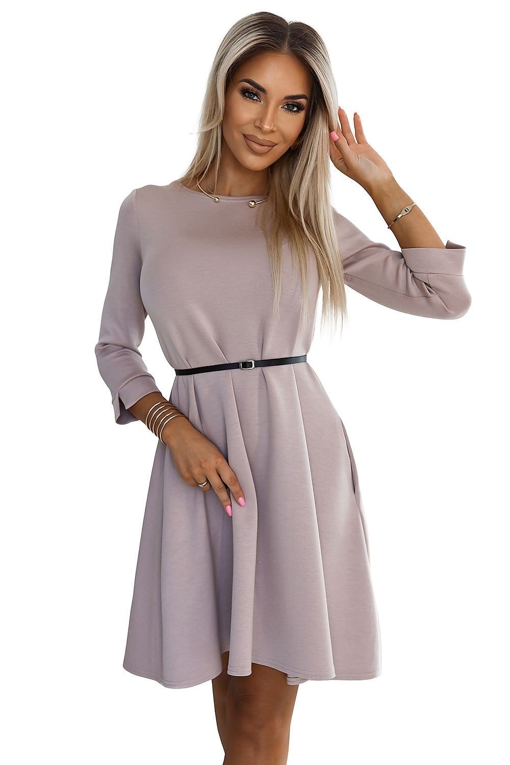 Robe courte pour cocktail chic en violet avec manches longues et ceinture, style trapèze.