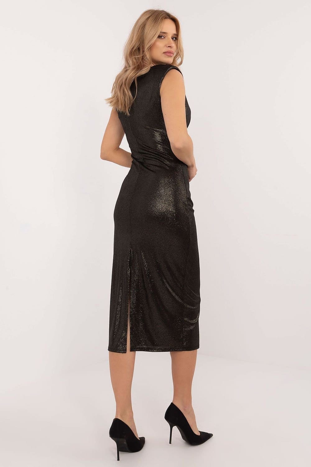 Robe de soirée chic noire midi moulante sans manches fendue idéale pour mariage ou cocktail.