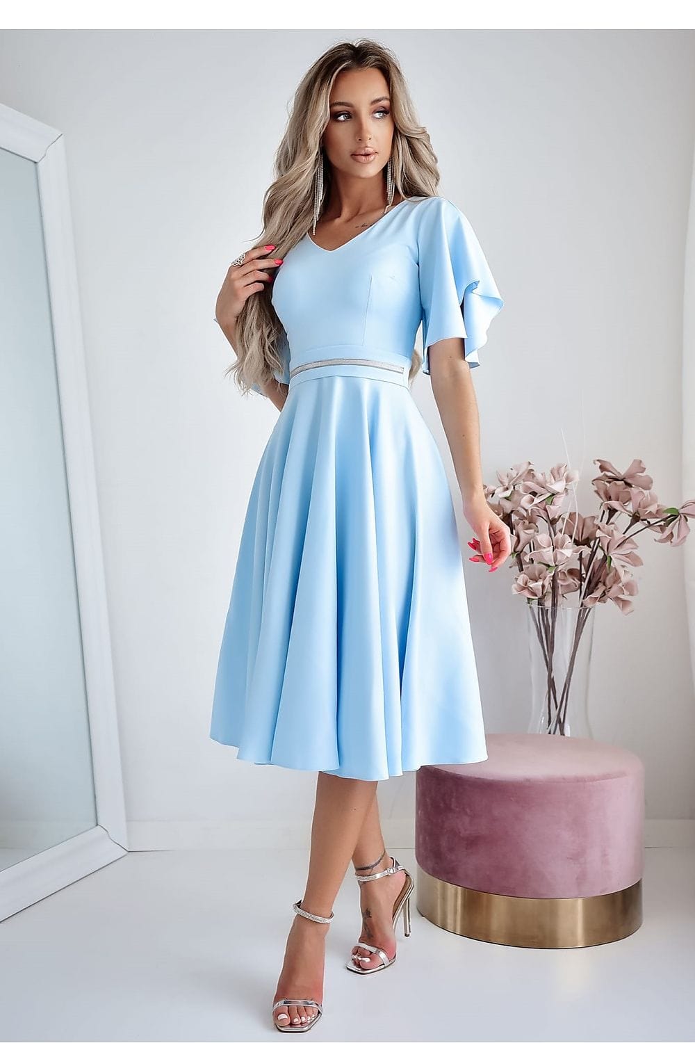 Robe de soirée chic fluide bleue midi drapée manches courtes élégante parfaite pour un cocktail d'été