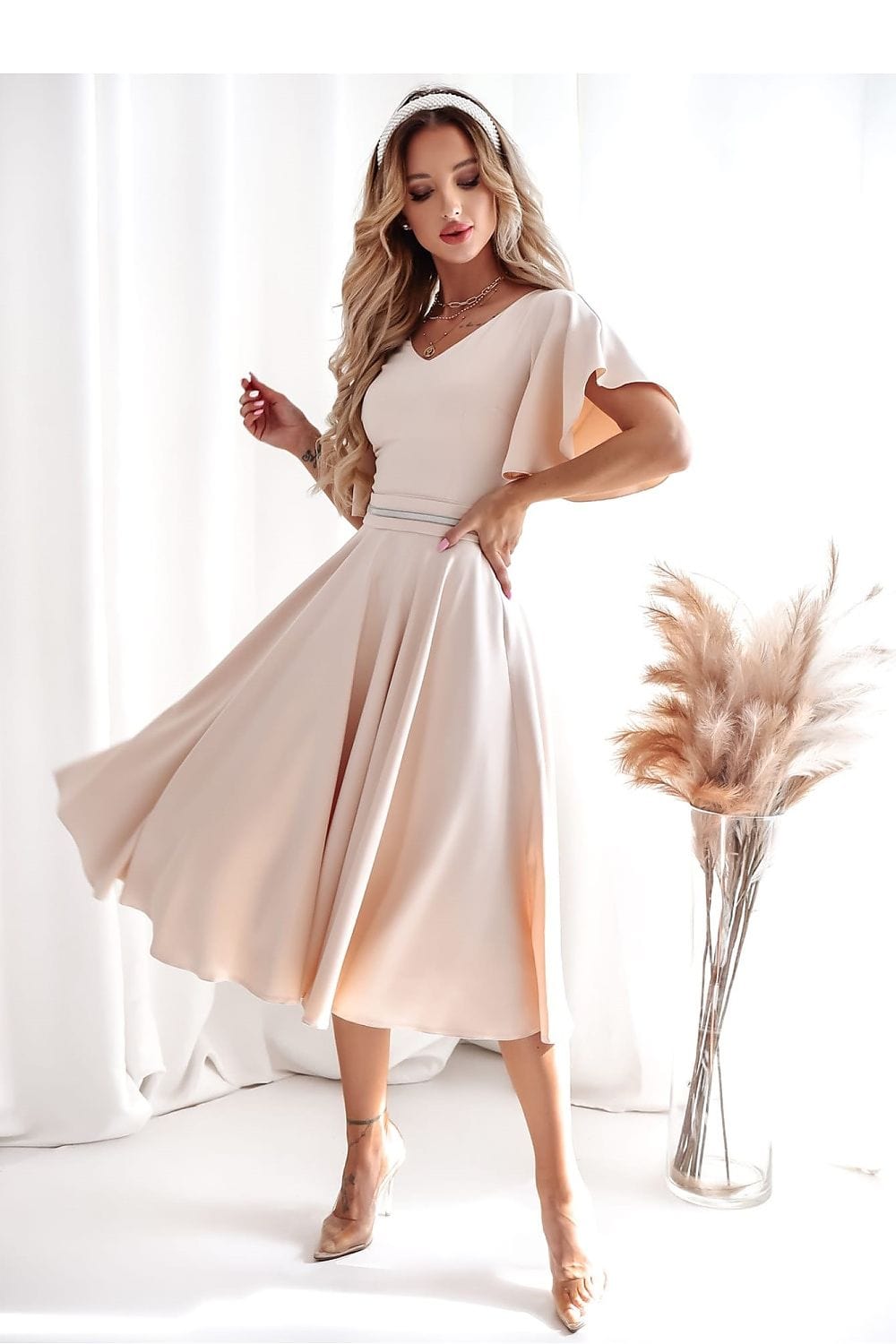 robe midi drapée manches courtes pour cocktail chic en été, coupe fluide et élégante tendance