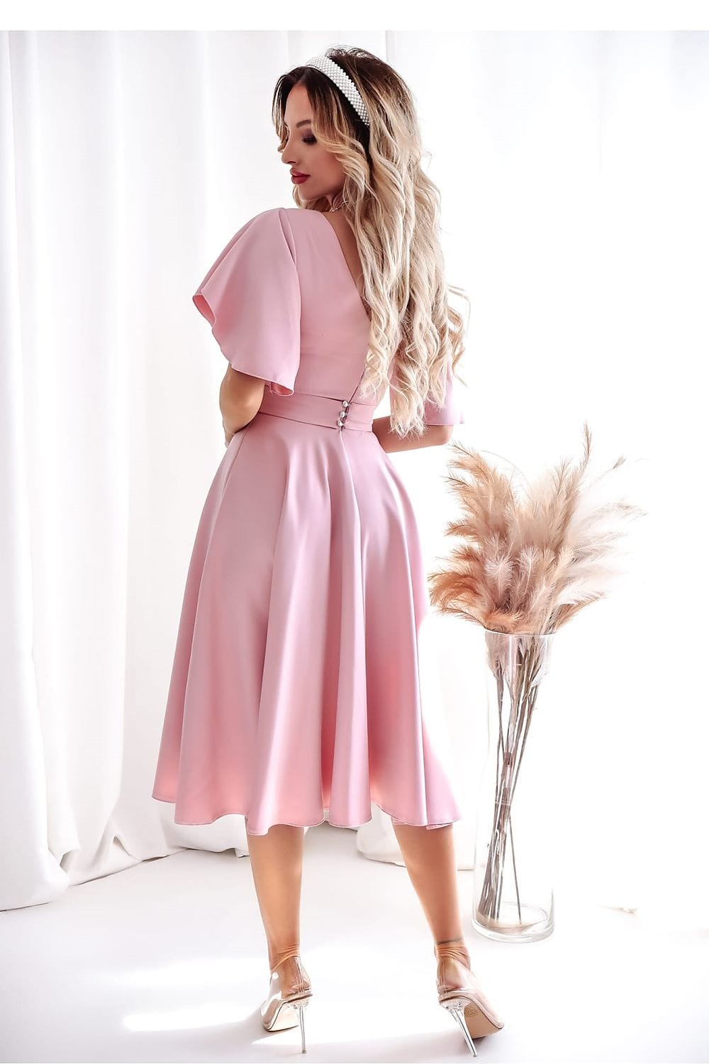 robe midi drapée pour cocktail chic en été de couleur beige avec manches courtes et coupe fluide