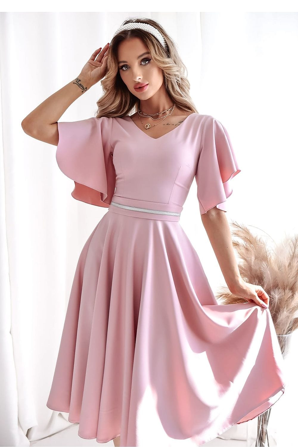 robe midi drapée élégante pour un cocktail chic, coupe fluide manches courtes, idéale en été