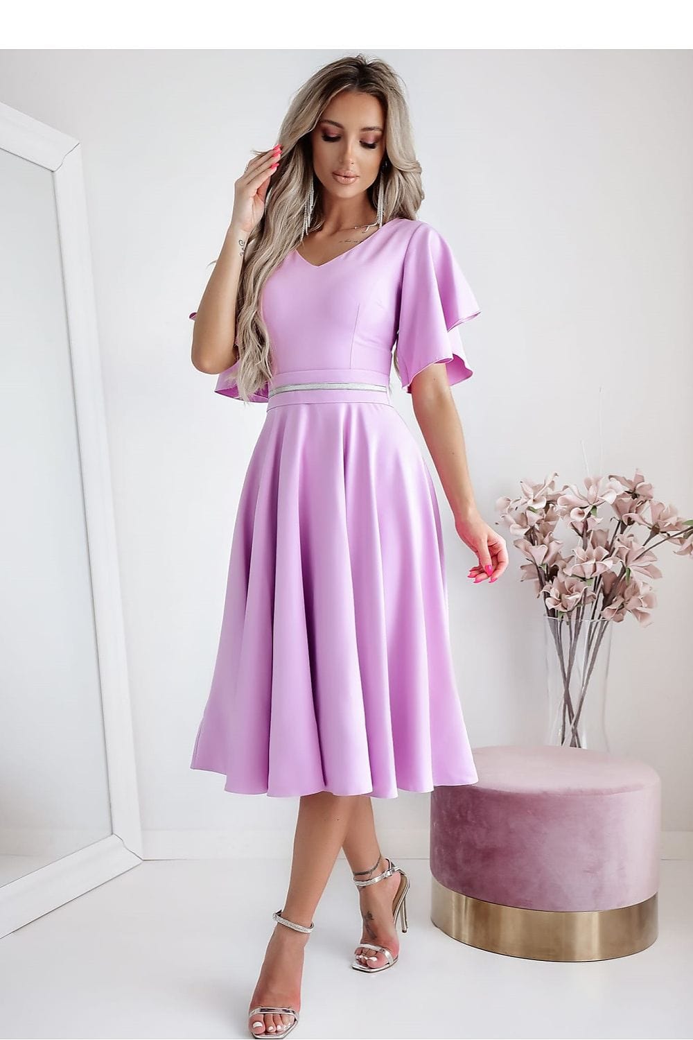robe midi drapée chic pour cocktail avec manches courtes et coupe flatteuse pour l'été