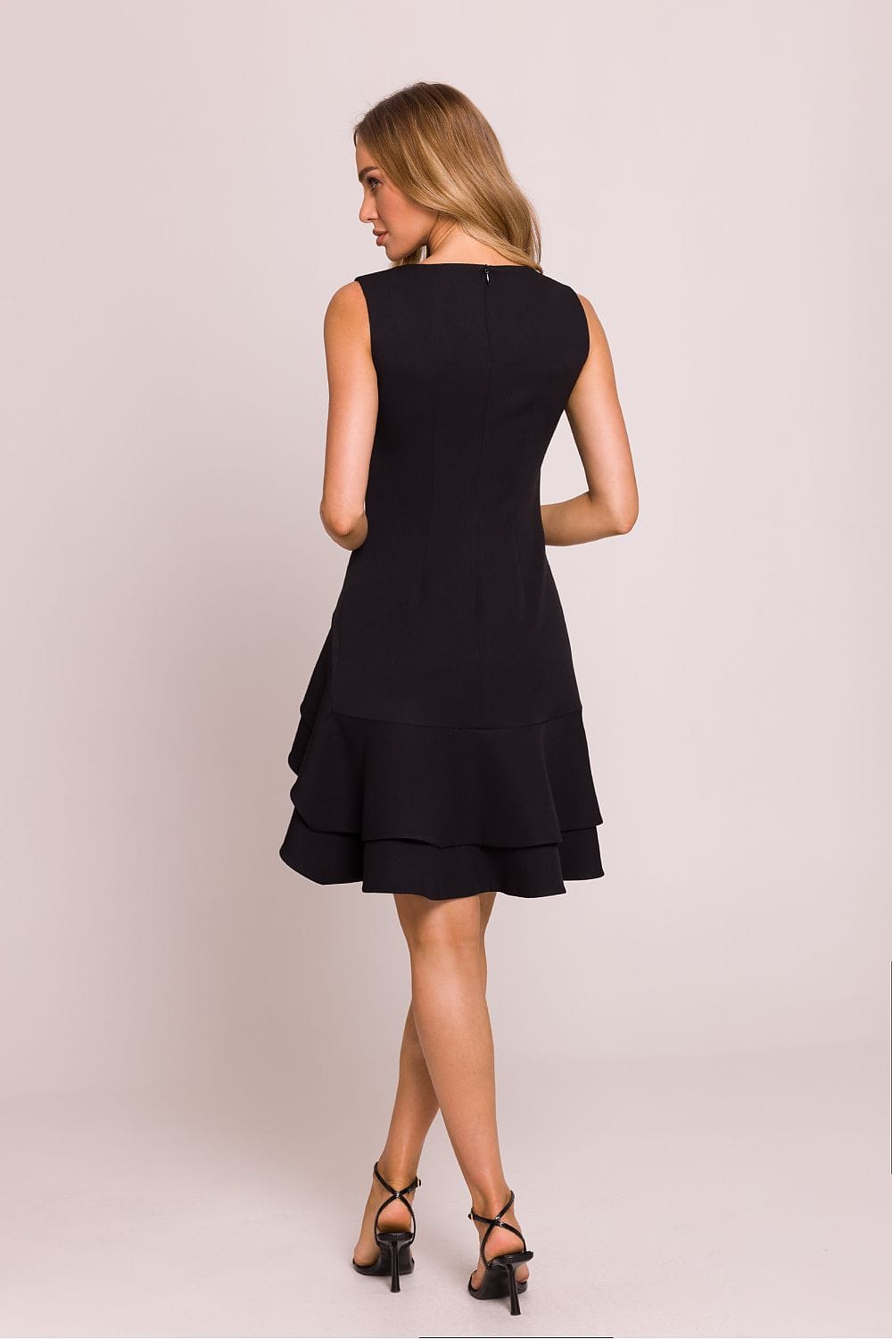robe courte asymétrique sans manches moulante soirée chic été couleur noire silhouette droite