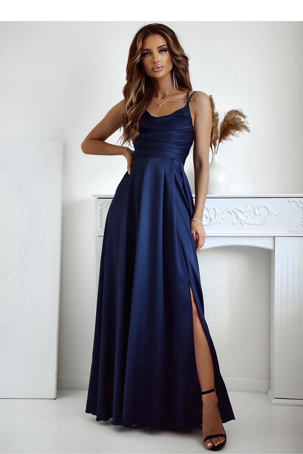 robe de soirée chic longue fendue pour gala ou mariage invitée, élégante et tendance noir satin