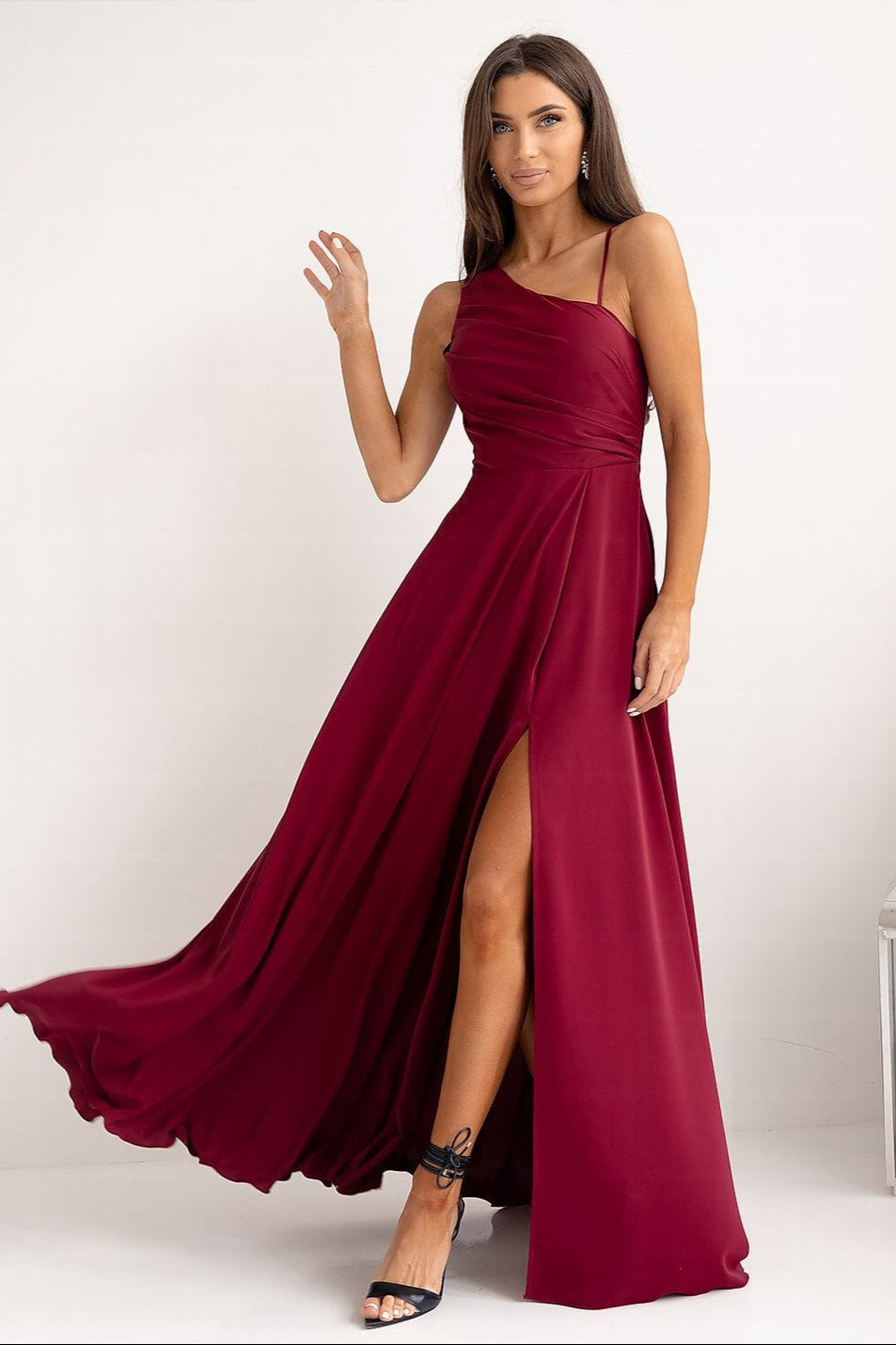 robe demoiselle d'honneur chic longue fendue évasée sans manches rose poudré pour mariage invité