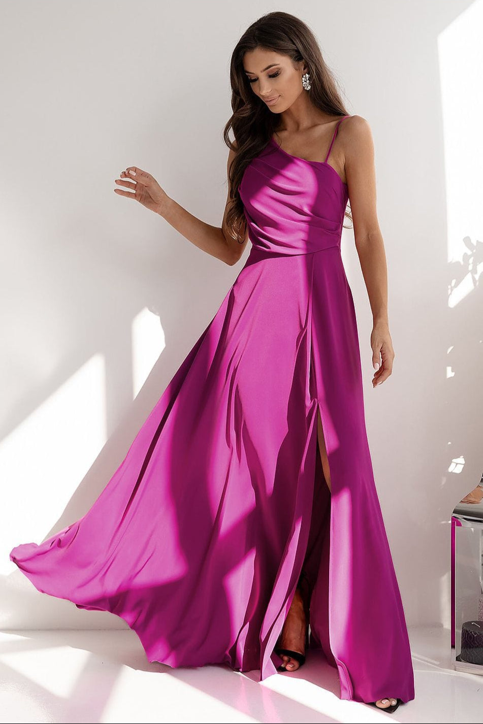 Robe de soirée chic violette longue fendue décolleté pour mariage invité chic avec épaules dénudées