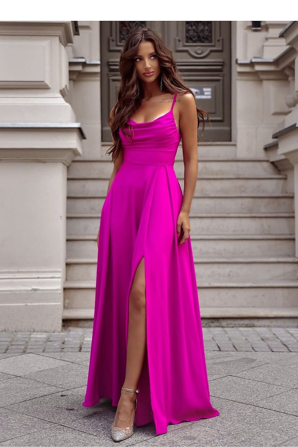 robe soirée chic longue fendue pour gala ou mariage invitée, élégante style fluide avec décolleté
