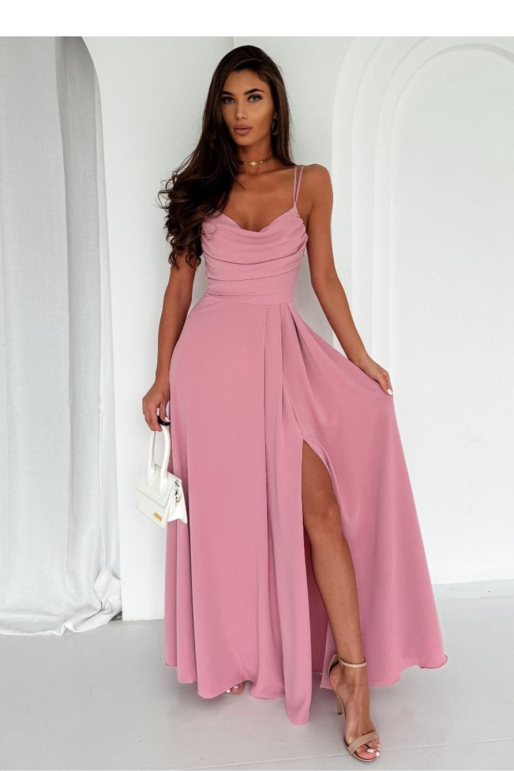 robe longue fendue pour soirée chic en satin noir, élégante et moulante à manches longues