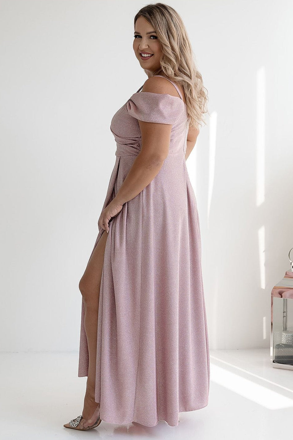 robe de soirée paillette longue fendue chic moulante décolleté manches longues couleur argentée