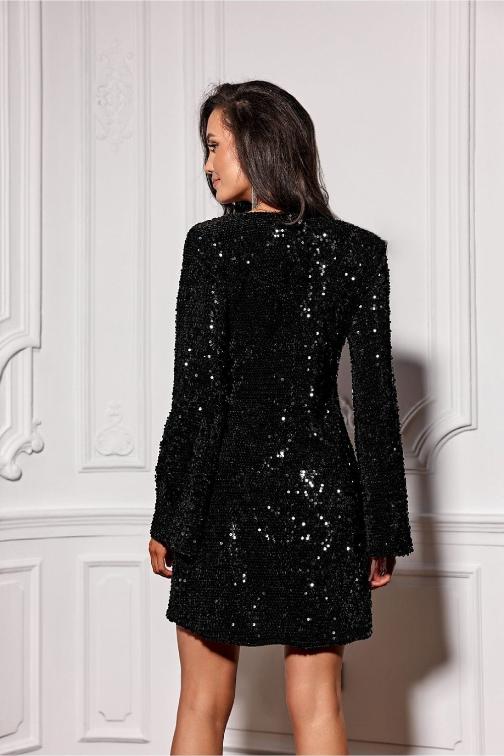 Robe de soirée paillette noire courte moulante manches longues, idéale pour un cocktail chic.