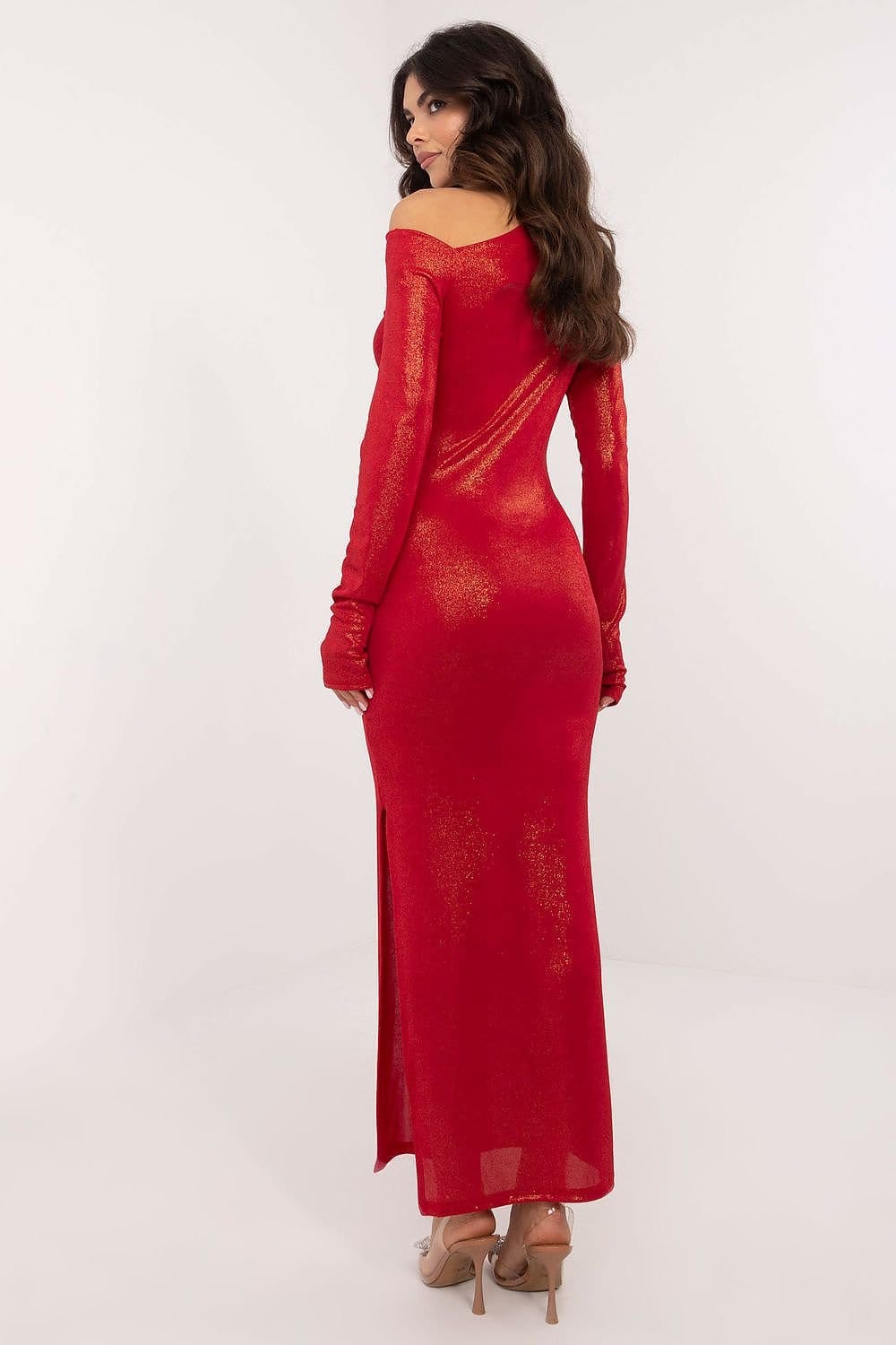 Robe de soirée chic rouge longue moulante, épaules dénudées, manches longues pour gala.