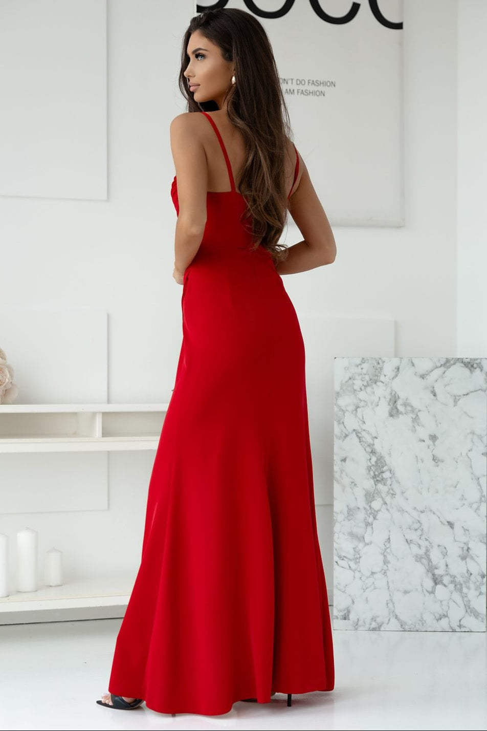 robe de soirée longue fendue élégante pour mariage invitée chic en satin bleu manches longues