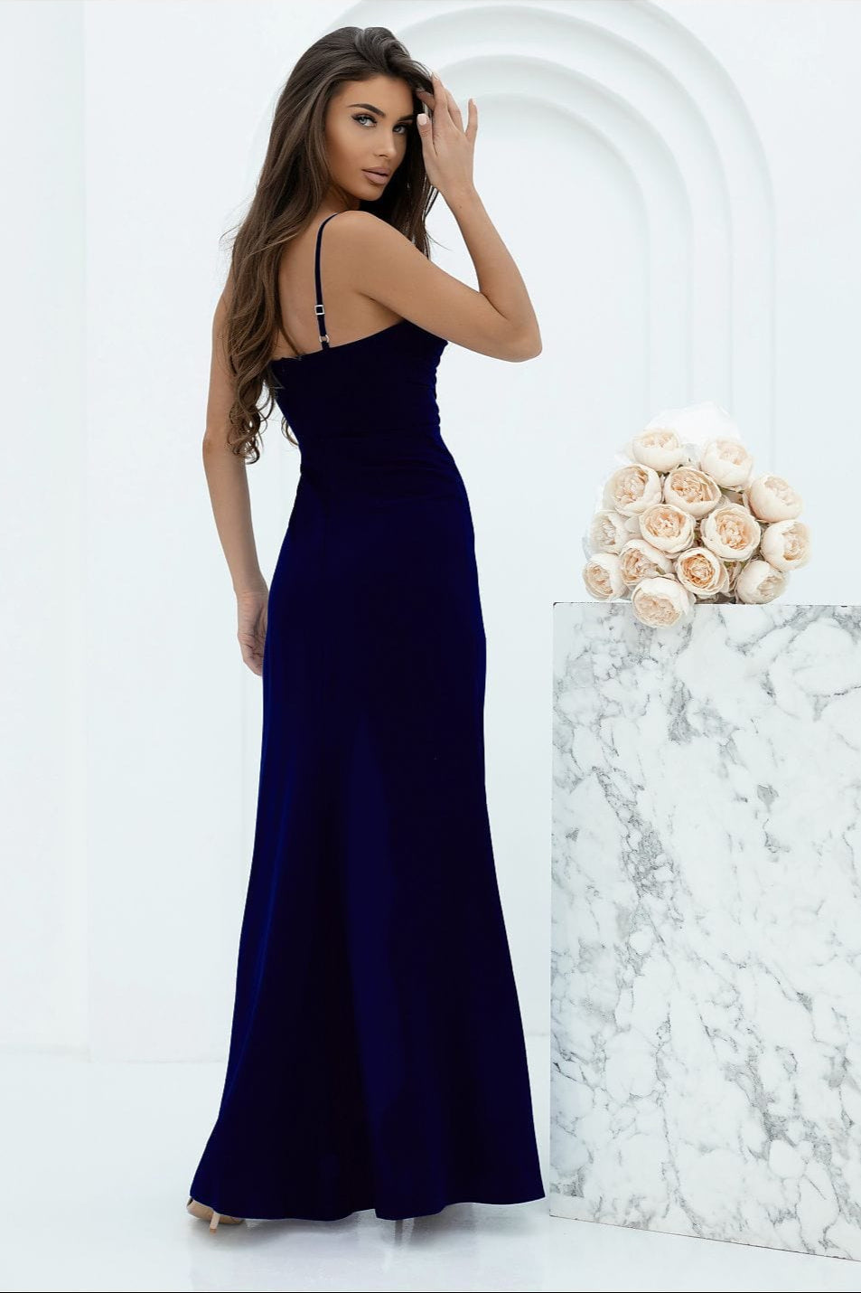 robe de soirée longue fendue élégante pour mariage invité chic en satin bleu manches longues