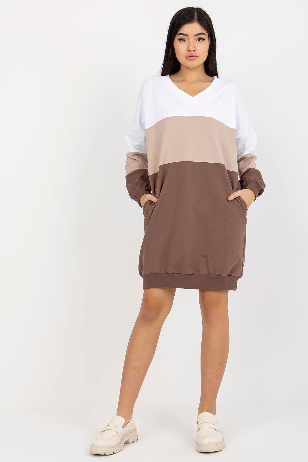 Robe pull bicolore beige marron, style décontracté, manches longues, idéale pour un look casual automnal.