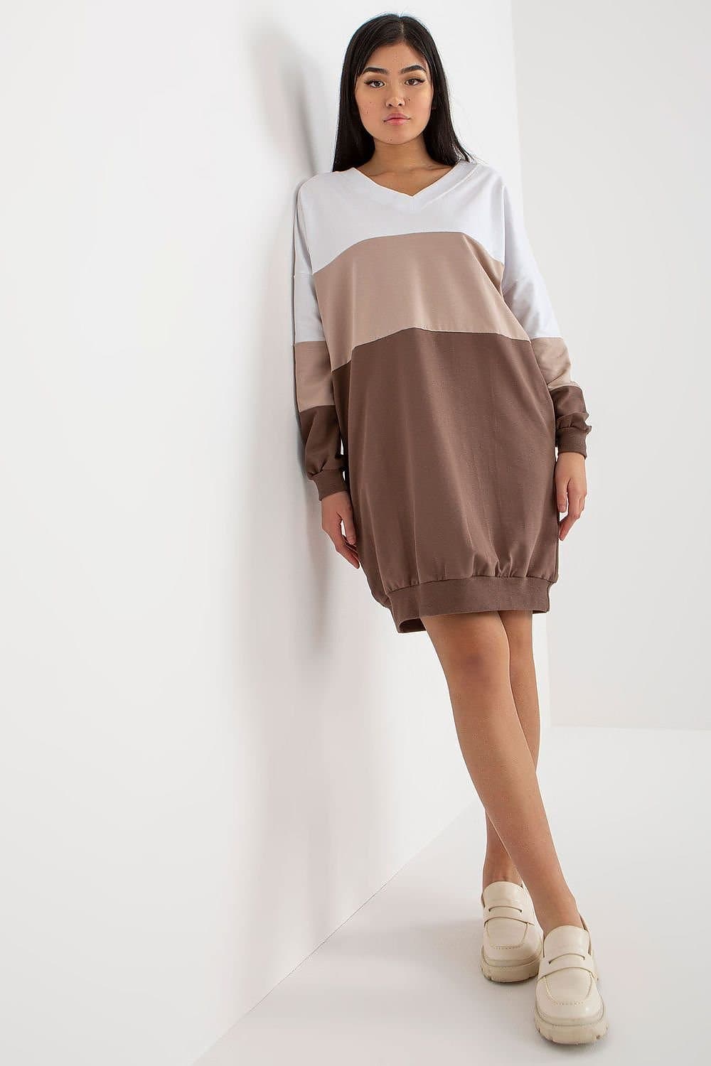 Robe pull bicolore beige et marron à manches longues, style casual, parfaite pour une silhouette décontractée en automne ou hiver.
