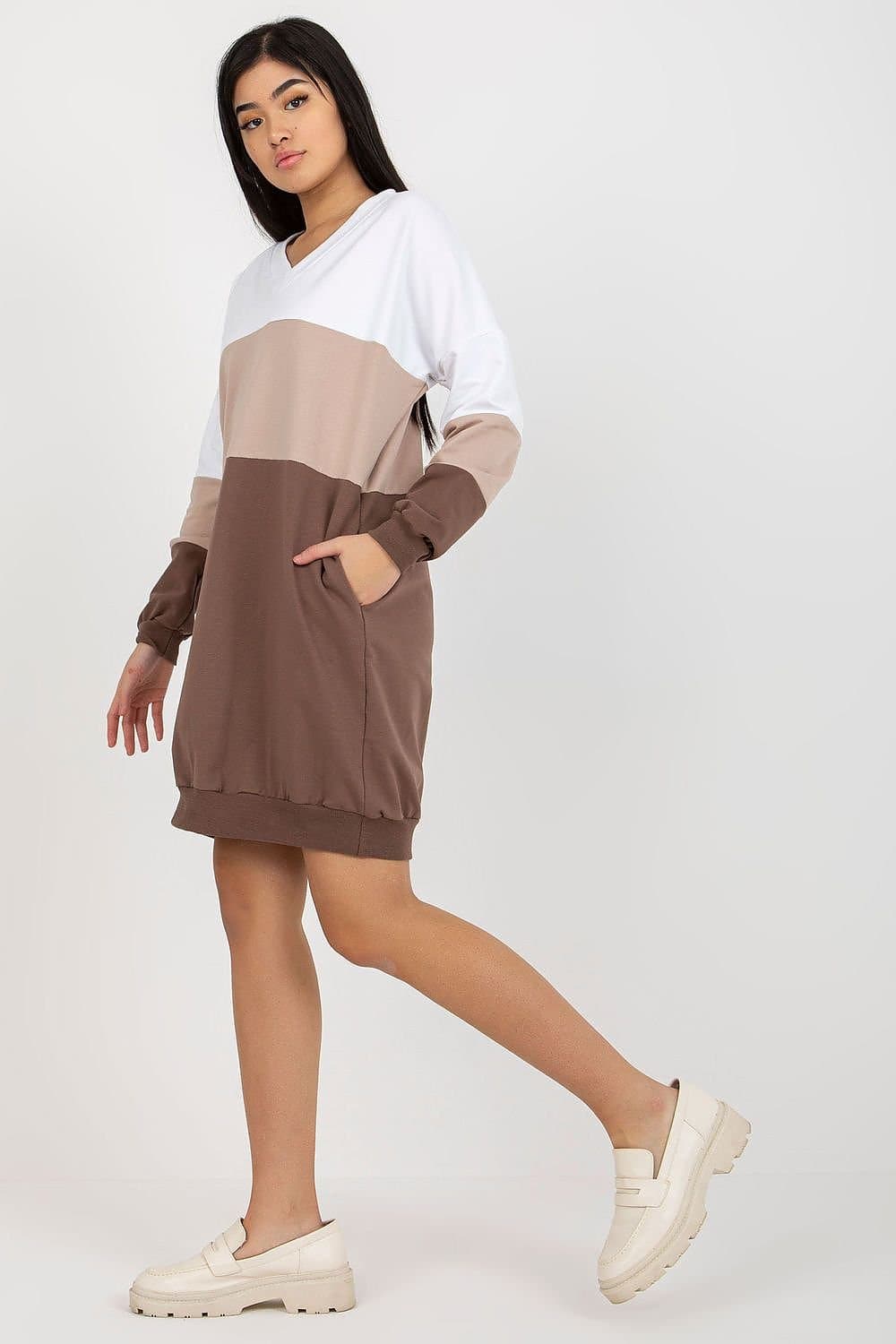 Robe pull bicolore beige et marron casual à manches longues pour hiver femme, style confortable et moderne.