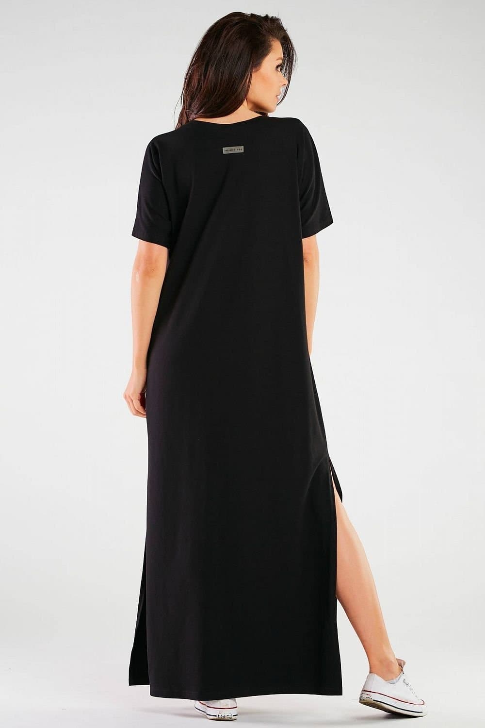 Robe t-shirt noire longue casual avec manches courtes et fente latérale, idéale pour une tenue de tous les jours ou une soirée simple.