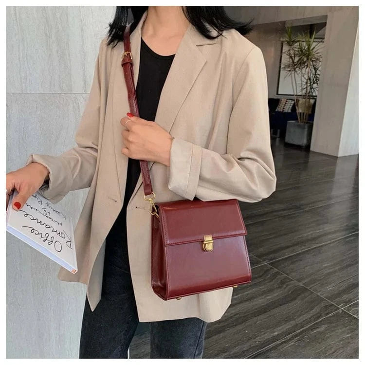 sac à bandoulière bordeaux élégant en simili cuir idéal pour un look chic et moderne en soirée