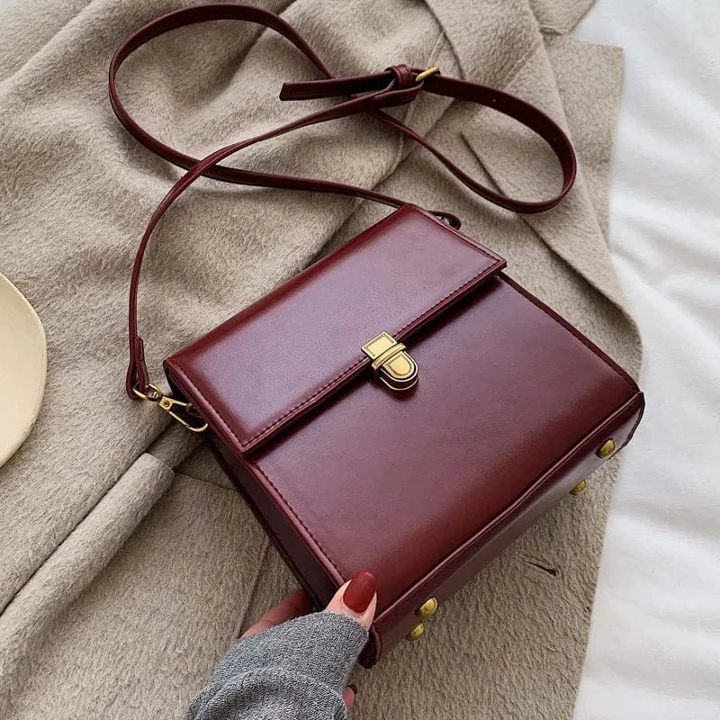 sac à bandoulière bordeaux chic en cuir élégant pour sortie soirée ou look habillé femme moderne