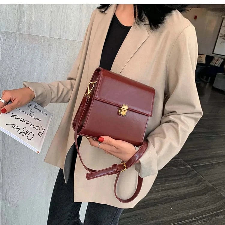 Sac à bandoulière bordeaux élégant pour look chic femme, accessoire idéal soirée ou mariage invité